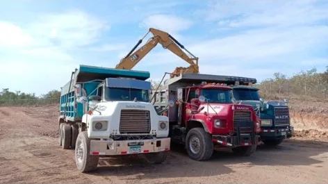 Volquetes en el lote.