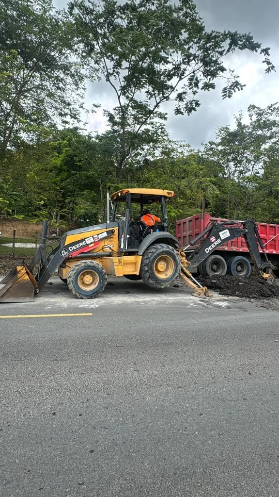 Retroexcavadora en la carretera Panamá–Darién.