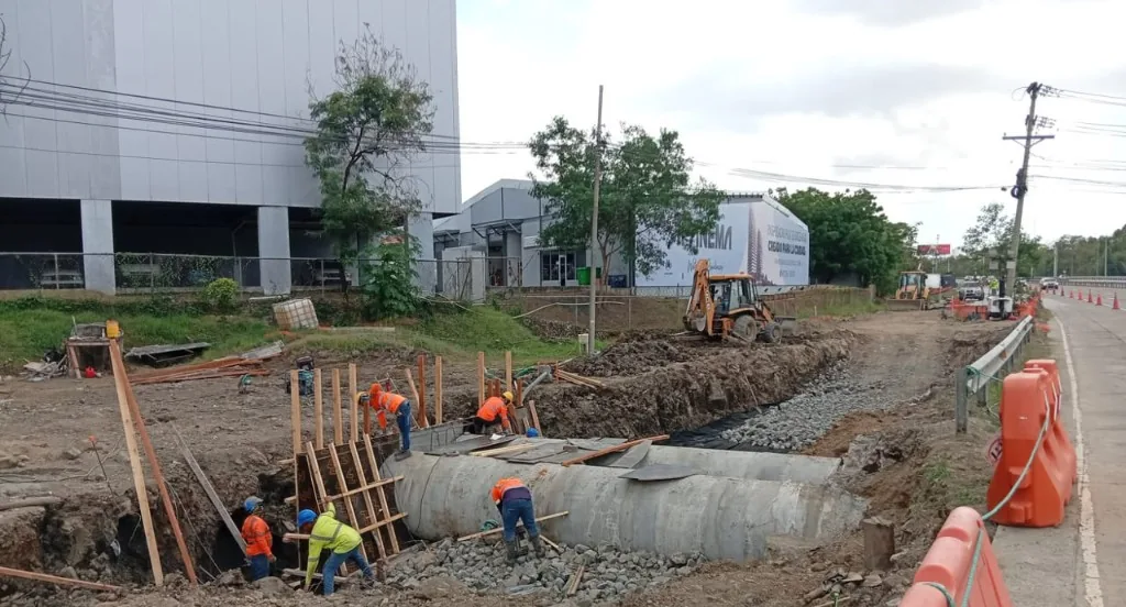 Colocación de tubería en el entronque.