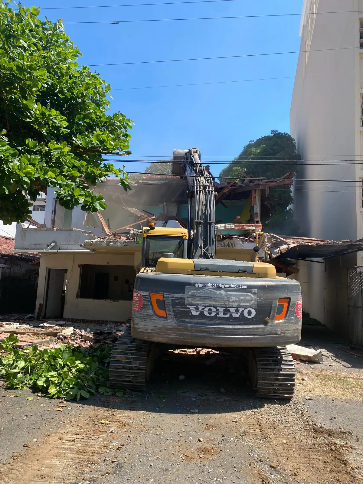 Demolición de una casa en Calle 50.