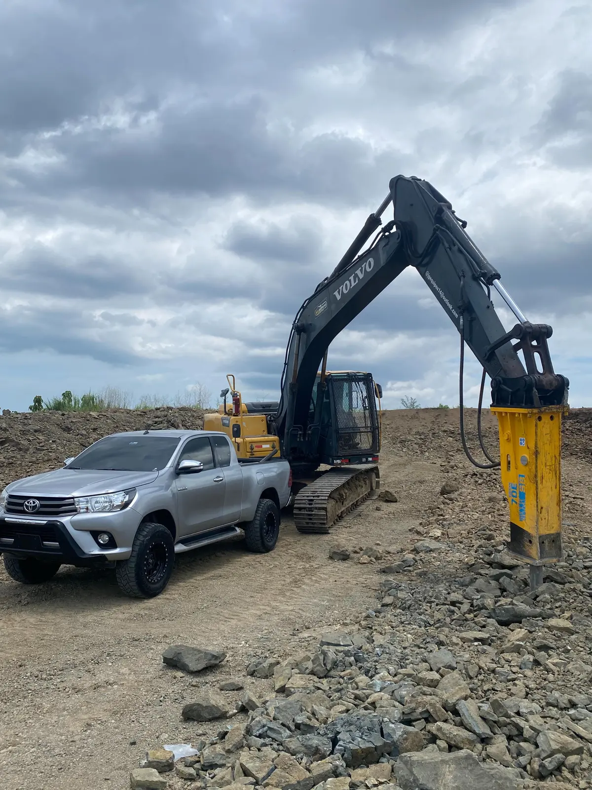 Excavadora Volvo con martillo hidráulico.