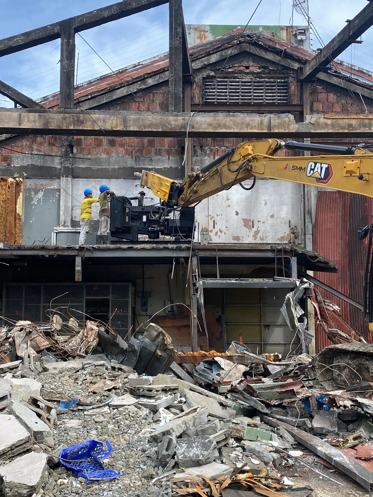 Demolición con excavadora Caterpillar.
