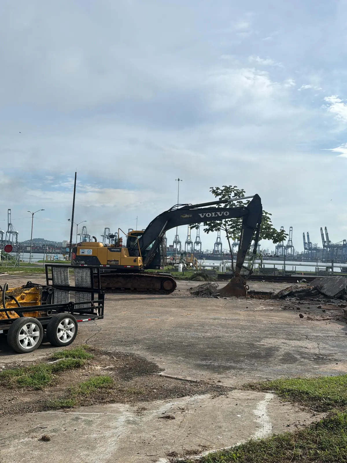 Remoción de pavimento en el puerto.